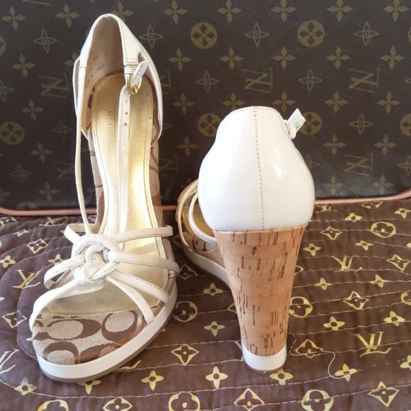 🎊🎊🎊COACH JOSLIN SIGNATURE LOGO WEDGIES 🎊🎊🎊 - Picture 4 of 5